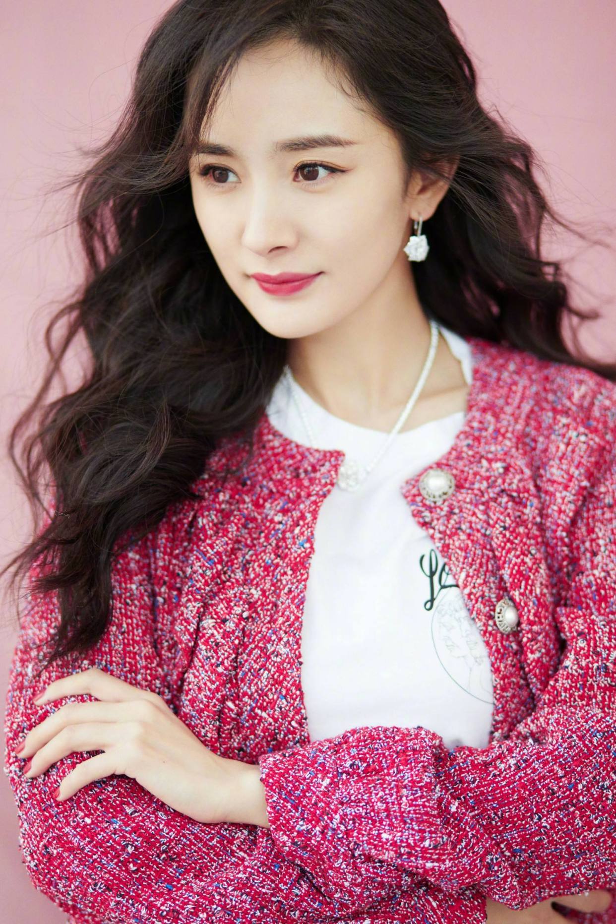 杨幂走路姿势动图,杨幂爬凳子姿势