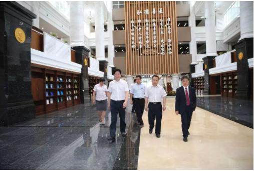 从乡村崛起的首富,从普通教师到中国首富