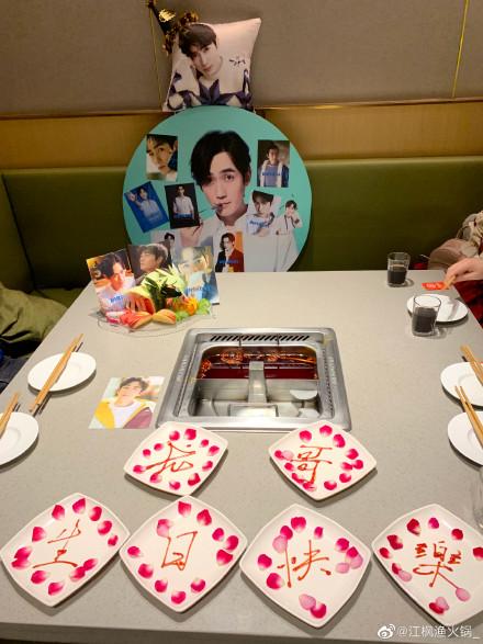 考试转锦鲤、上班带手办....现在年轻人的“仪式感”这么丰富了吗