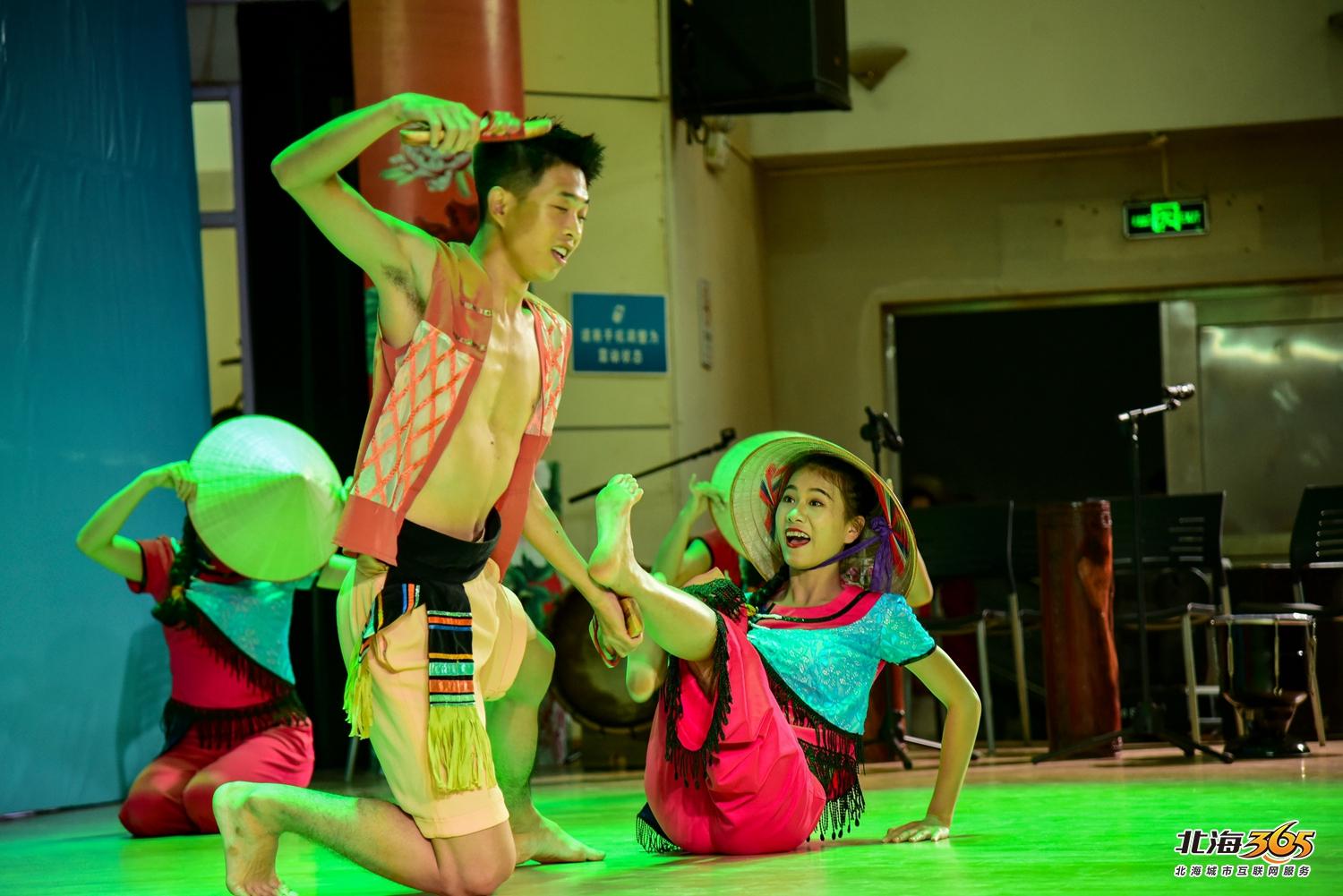 我在北海图书馆拍了一场特别的晚会，观众情不自禁跟着节奏动起来