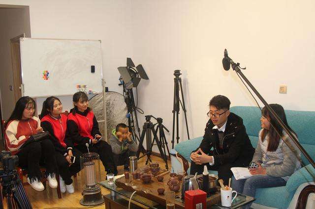 打工江湖：还在傻乎乎靠视频点击赚钱？学会这四点，才能赚大钱