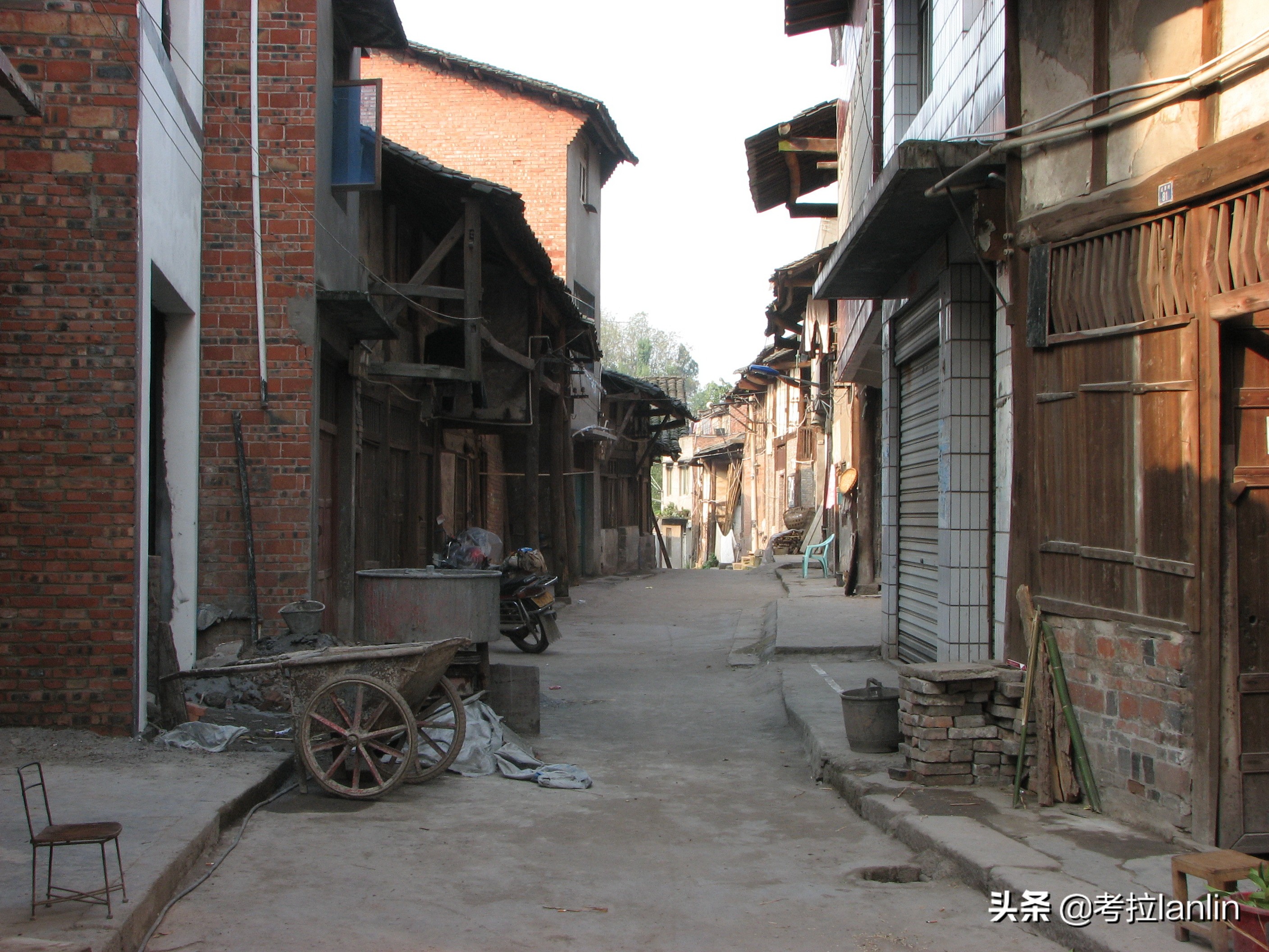 一扇扇关闭的店门，就像一张张欲说无言的嘴、一张张戴着口罩的脸