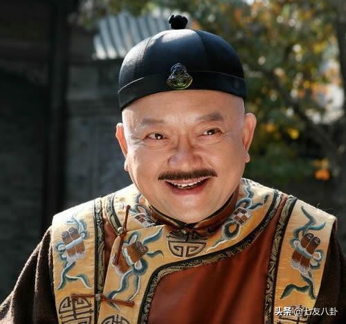 王刚三婚娶小20岁娇妻，老来得子儿孙同岁，72岁仍奔波自找罪受？