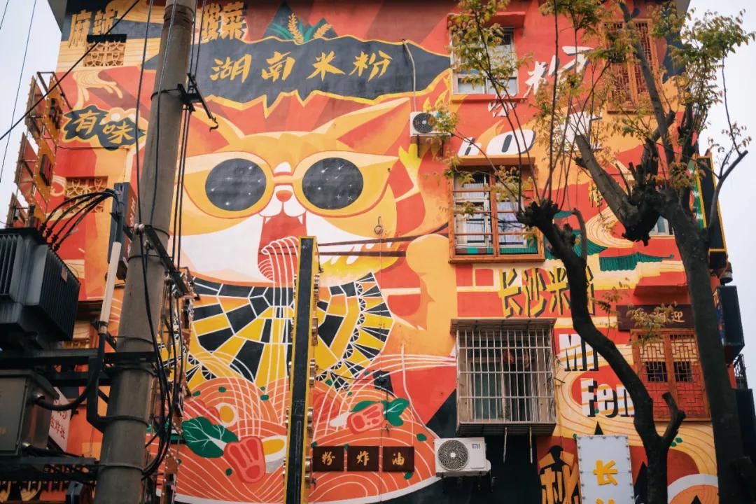 把繁华踩在脚下，将吃喝囊括周边。去长沙要住地标里