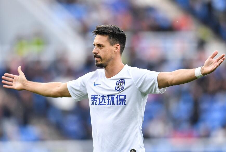 泰达扳回一球瓦格纳发威视频,瓦格纳助泰达进球视频