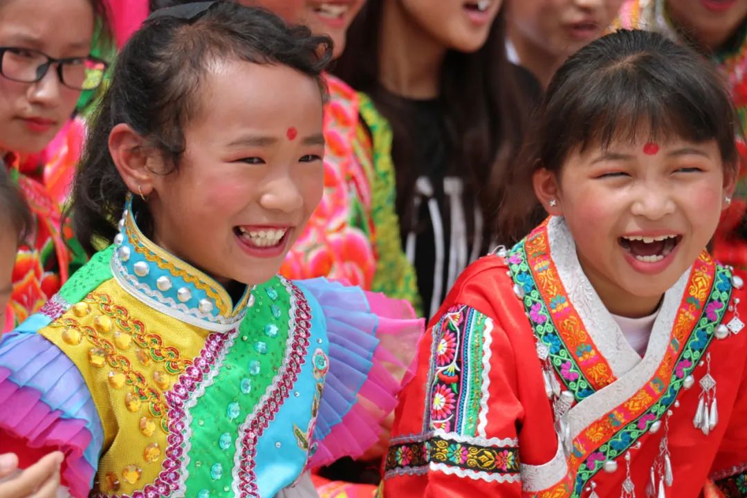 这个暑假，这群临时家长走进大山深处为爱增色