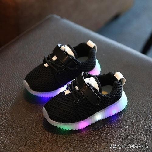 这两种鞋最伤宝宝脚,哪种鞋子对小孩不好