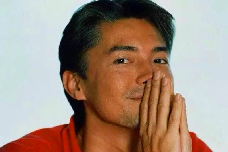 他是“亚洲第一*男美**”，却无父无母无妻儿，68岁与狗相伴认树为亲