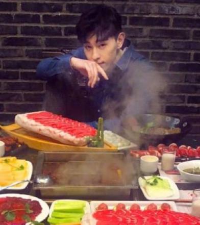 邓伦石家庄火锅店爆满，账单价格遭曝光，网友：活该红一辈子