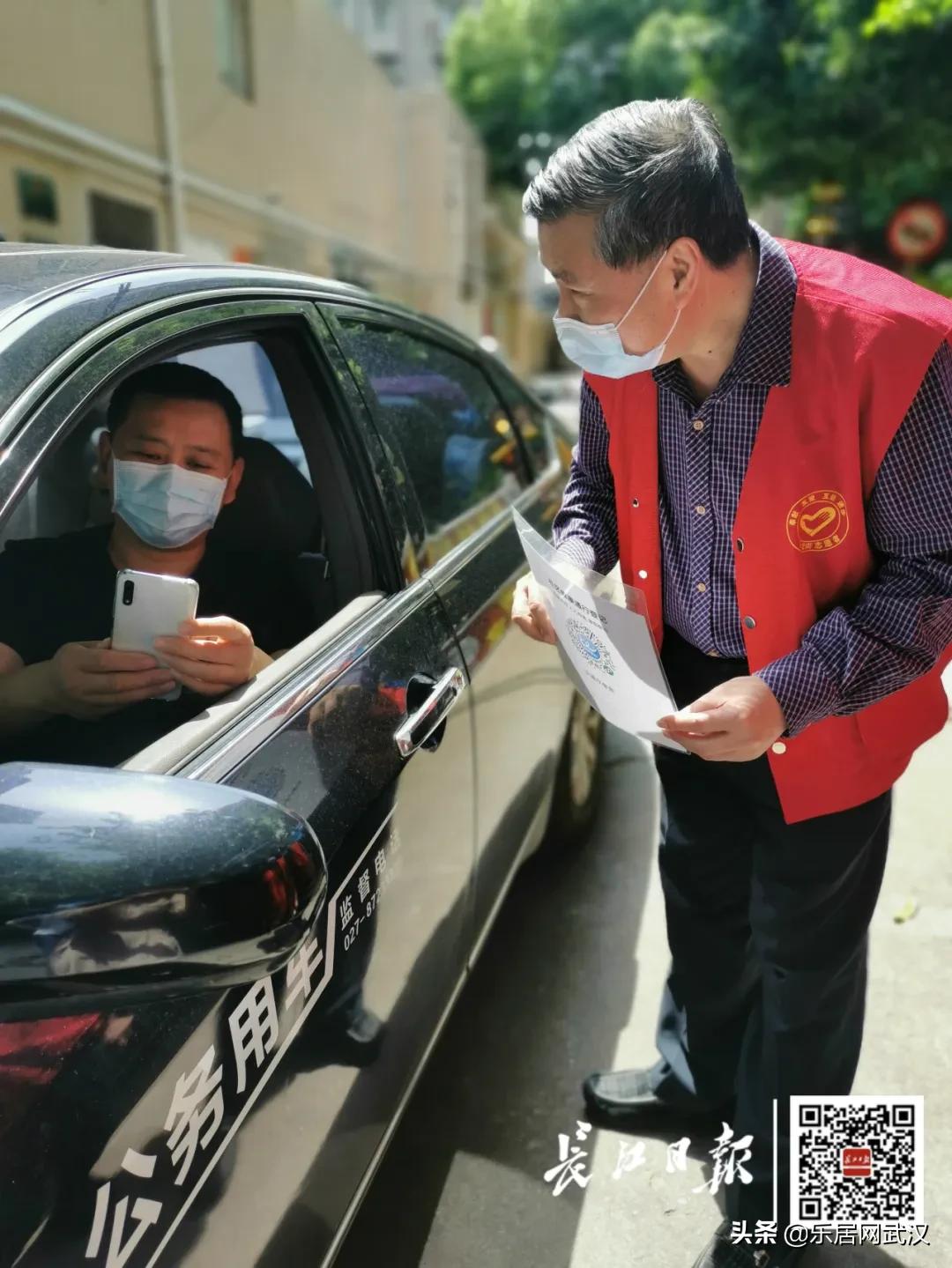 志愿者复工上班了，“接棒”守护小区的他们用这招让居民更安心