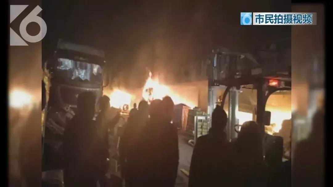 “这是我见过的最大的火…”数千平米仓库付之一炬