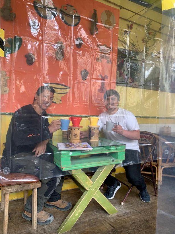 贴心英国咖啡厅老板创意十足，用35条透明浴帘隔开店内座位