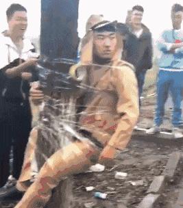 搞笑gif图妹子你太逗了,搞笑gif妹子你的衣服太前卫了