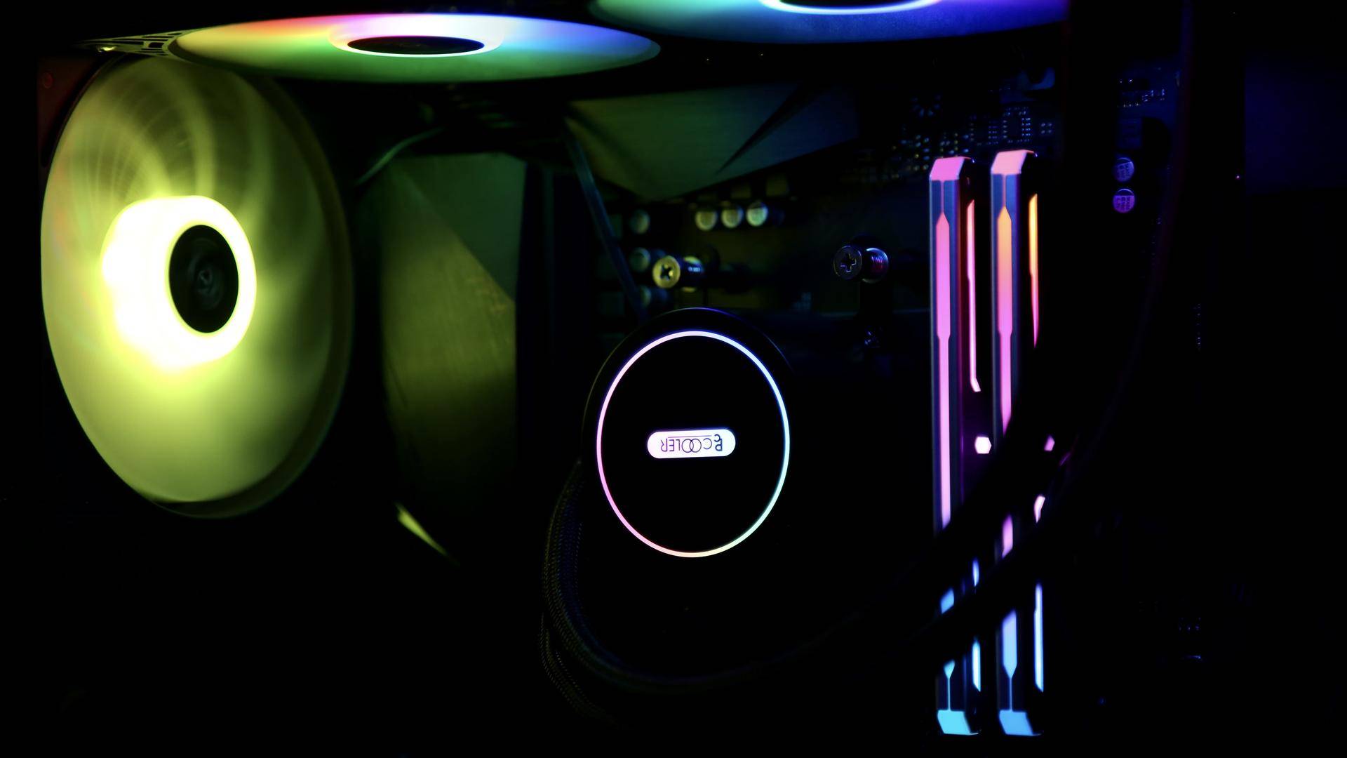 为刚踏入社会的小兄弟，配了一台高颜值散热好的FLUX平台主机