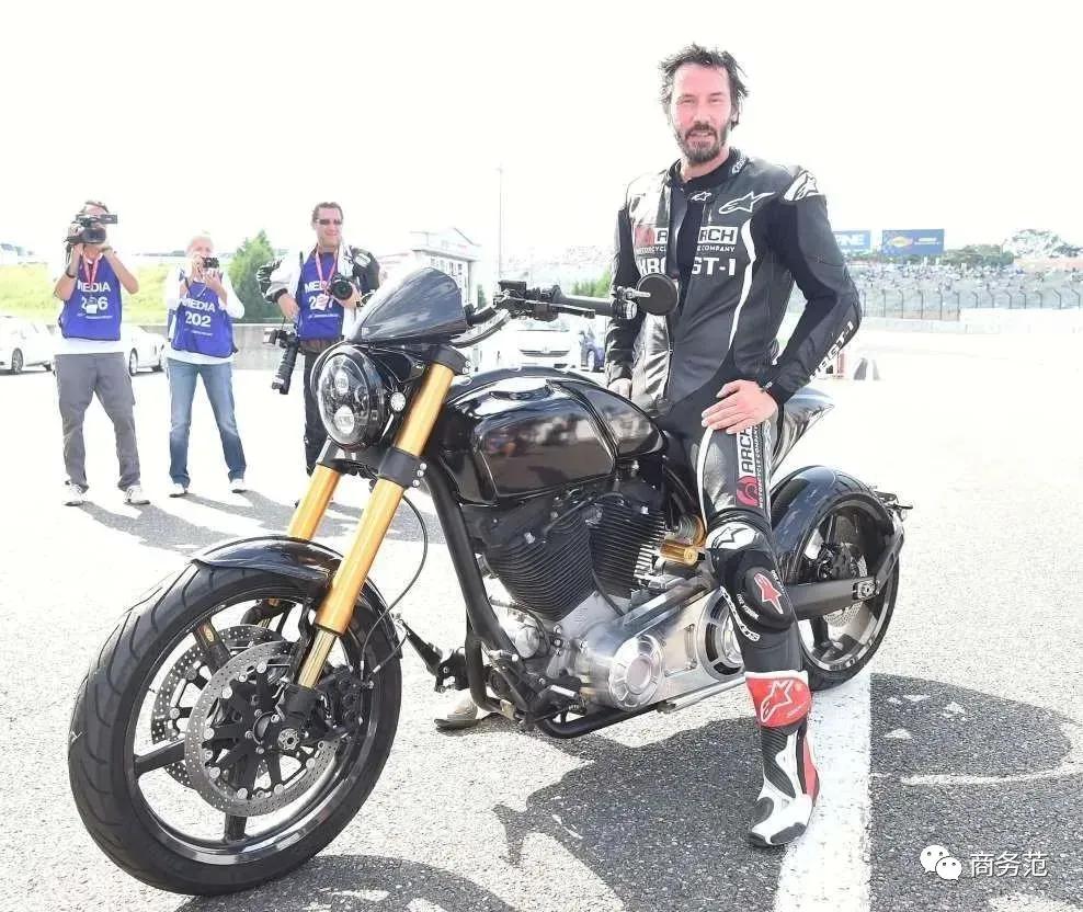 基努里维斯爱上一个流浪汉的电影,基努里维斯40岁