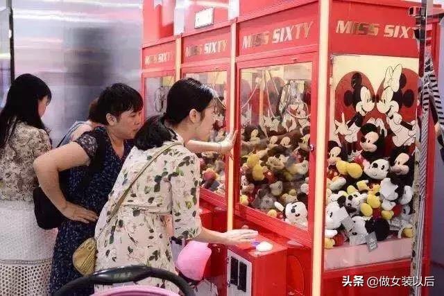 她在衰落时被温州大佬收购，如今竟逆袭成女装品牌前列？牛逼