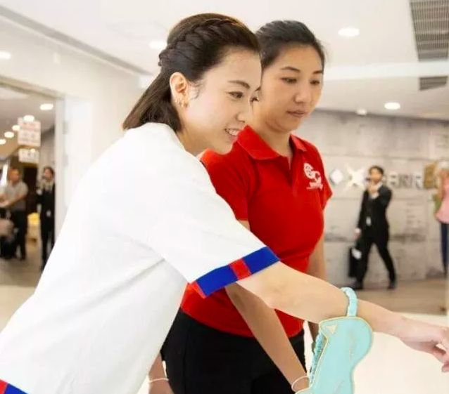 香港女首富甘比被质疑品味？参加公益活动一件半袖价值1万4