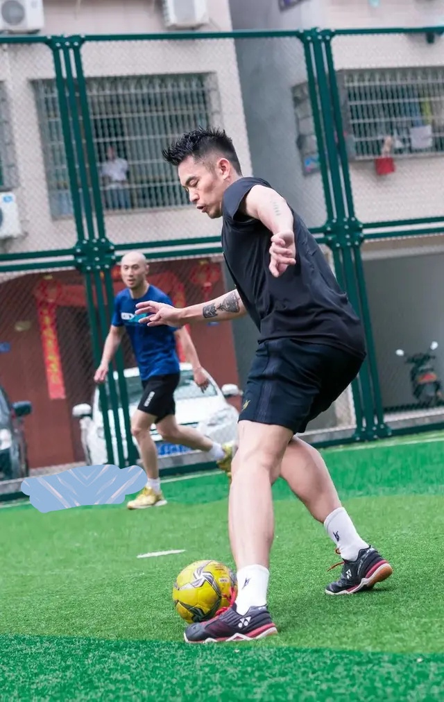 林丹丢拍接球成功名场面,林丹踢起足球视频