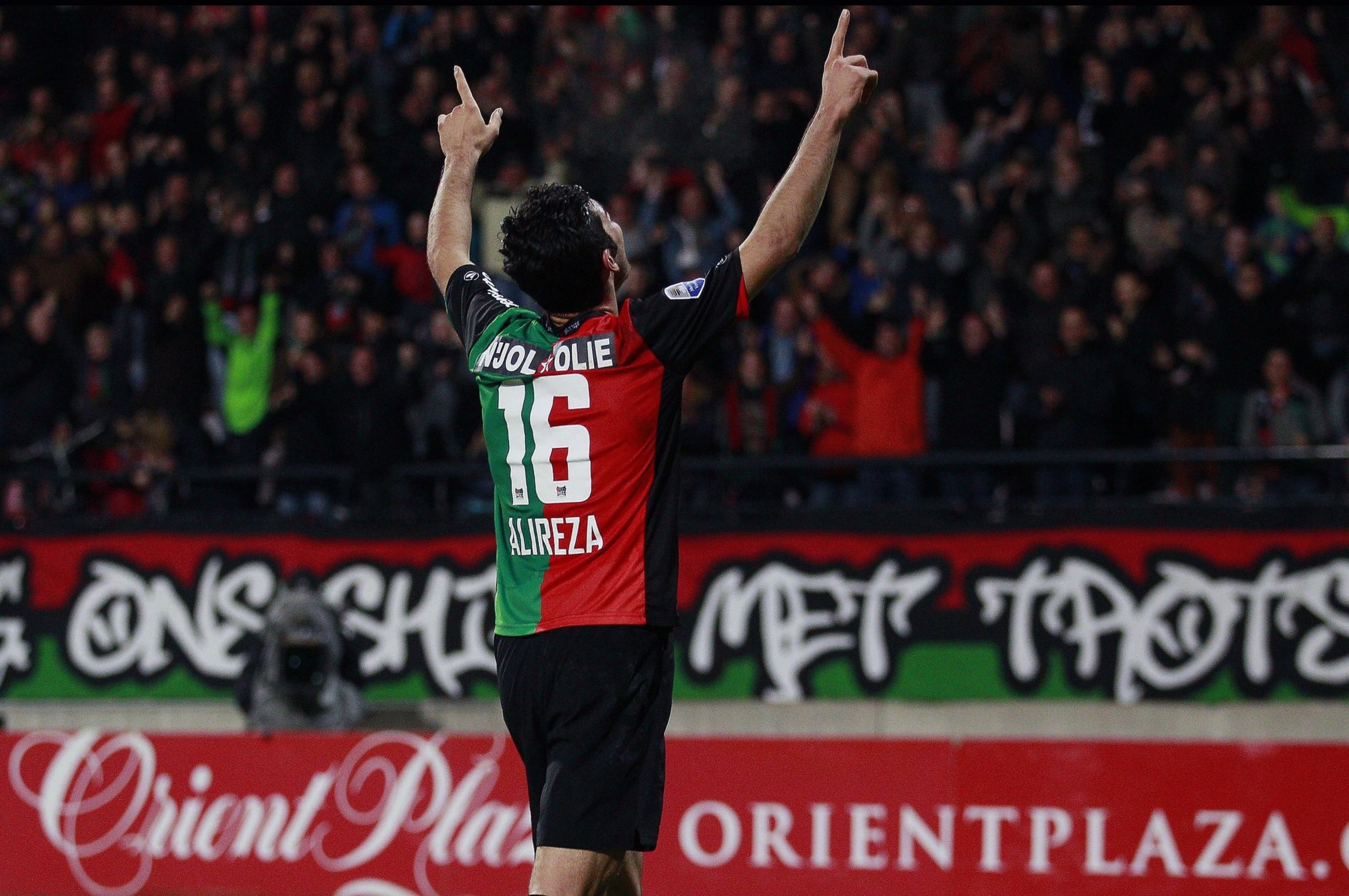 从伊朗街头到荷甲金靴，如今他是亚洲身价第二高球星