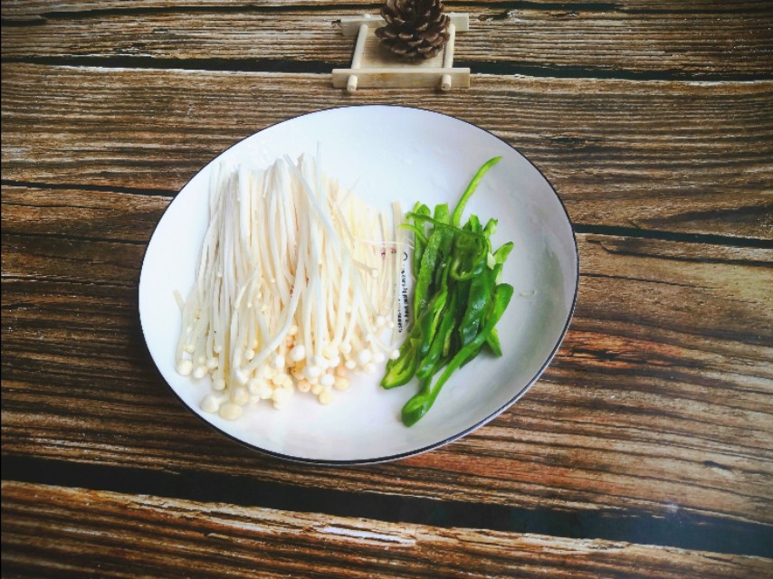 凉拌麻辣金针菇的料怎么调,黄瓜红油金针菇杏仁凉拌做法