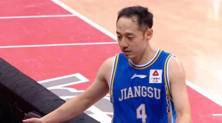 cba裁判三个人同时吹哨,cba裁判吹罚名场面