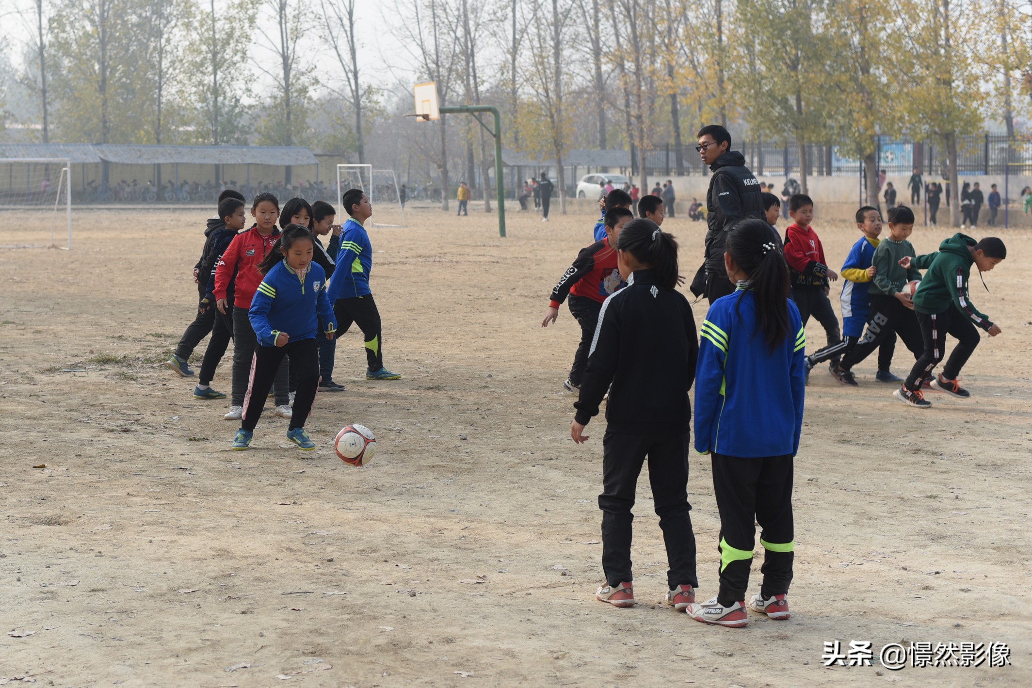 河北乡村隐匿着一支小学足球队晚上老师用车灯照亮操场训练
