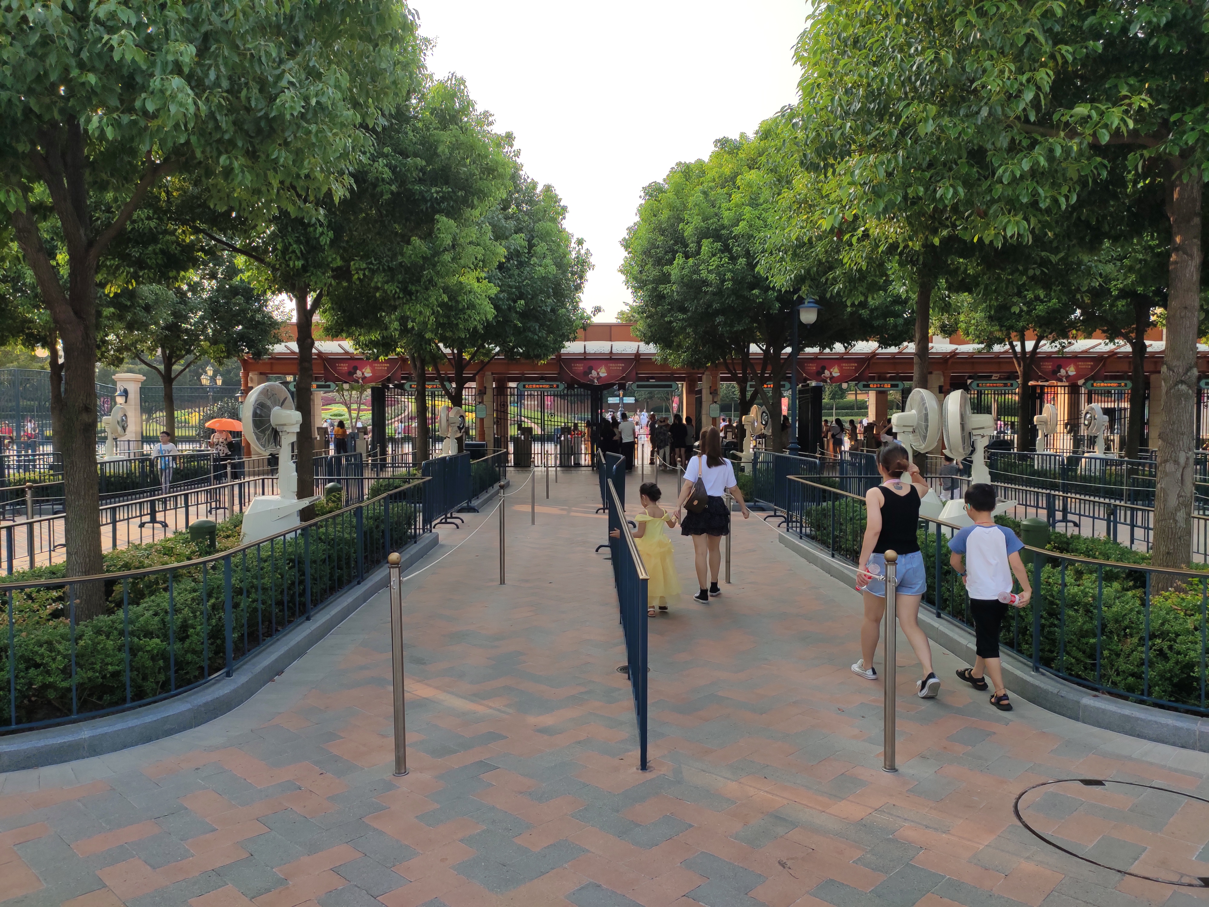 上海迪士尼一大一小旅游攻略,上海迪士尼吃住攻略讲解