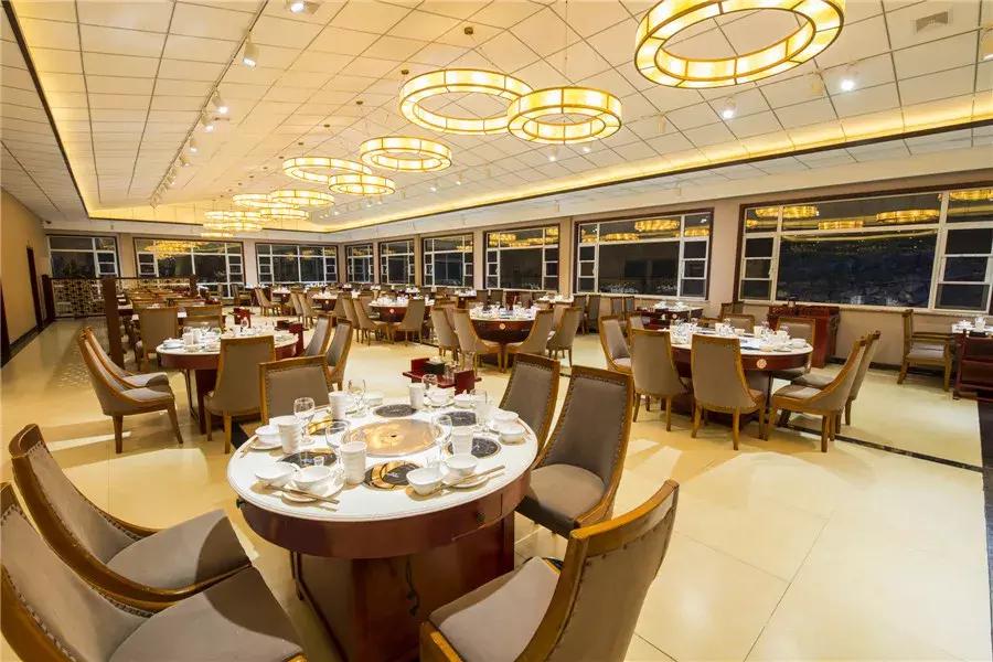 万亩杜鹃花开！邂逅野生水鹿，观云海住树屋，成都自驾3.5h就到！