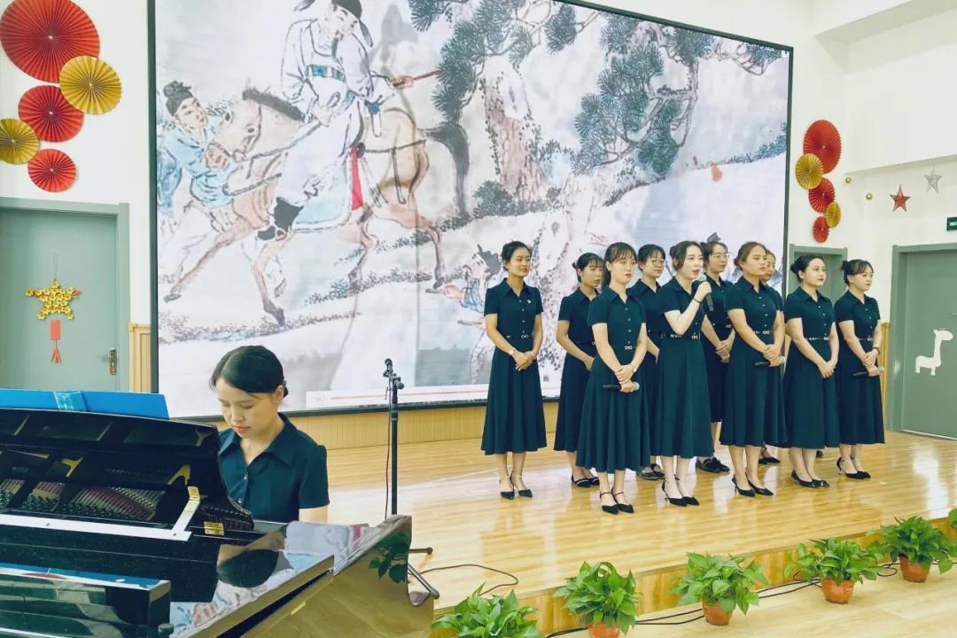 幼儿园老师小朋友表演庆祝七一,西安高新第五幼儿园毕业典礼