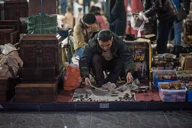 探索文玩鬼市场,老玩家看文玩鬼市