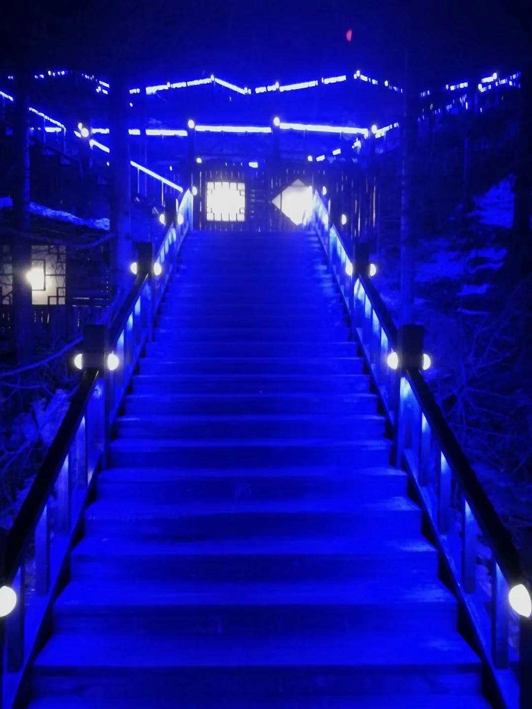 小小双峰冷凝紫气，壮美山河雪掩行踪