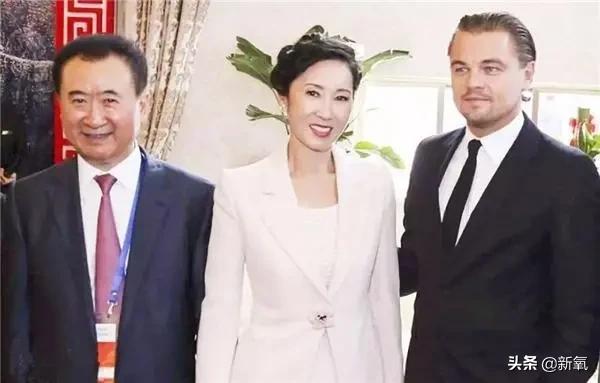 上海名媛群也太搞笑了！团购翘屁嫩男，连*袜丝**都要共享...