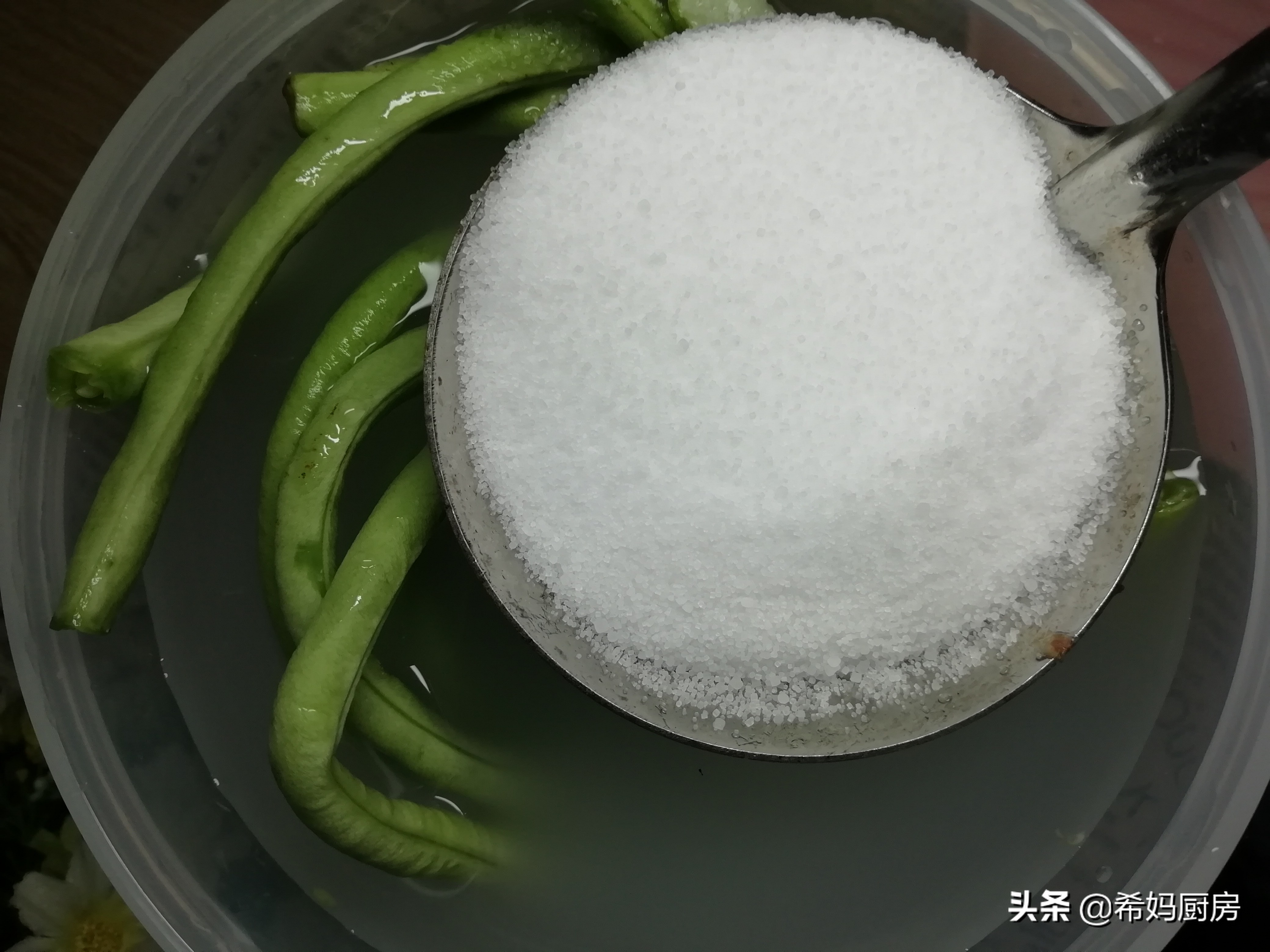 淘米水泡酸豆角要泡多长时间,淘米水泡酸豆角