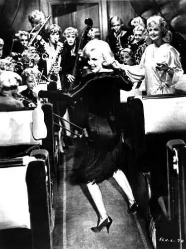 玛丽莲梦露和奥黛丽赫本的感情史,玛丽莲梦露是奥黛丽赫本吗