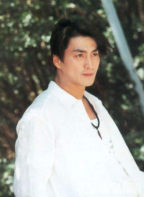 展昭何家劲放弃天价的演艺事业,帅气的展昭何家劲61岁