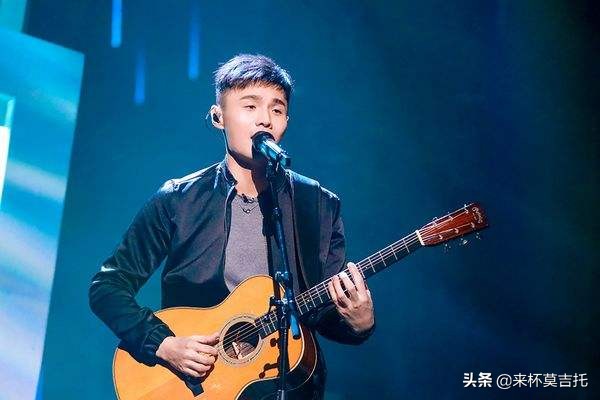 初学者买个电箱吉他还是原声吉他,选择民谣吉他还是电箱吉他