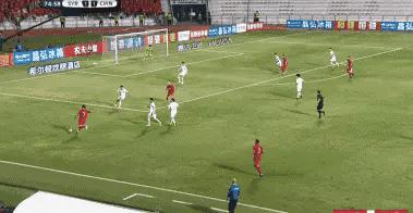 一脚踢走1.5个亿，中国男足把球踢进自家门，里皮辞职回老家