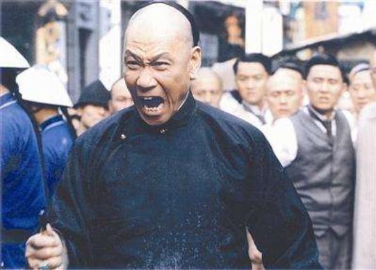 他是中国电影“最佳男配”，62岁才走红，65岁与妻子离婚单身至今