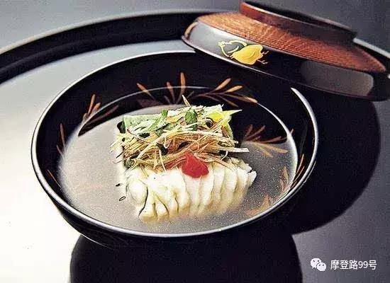 驻足东瀛|在樱花烂漫丛中品一场跨国球赛