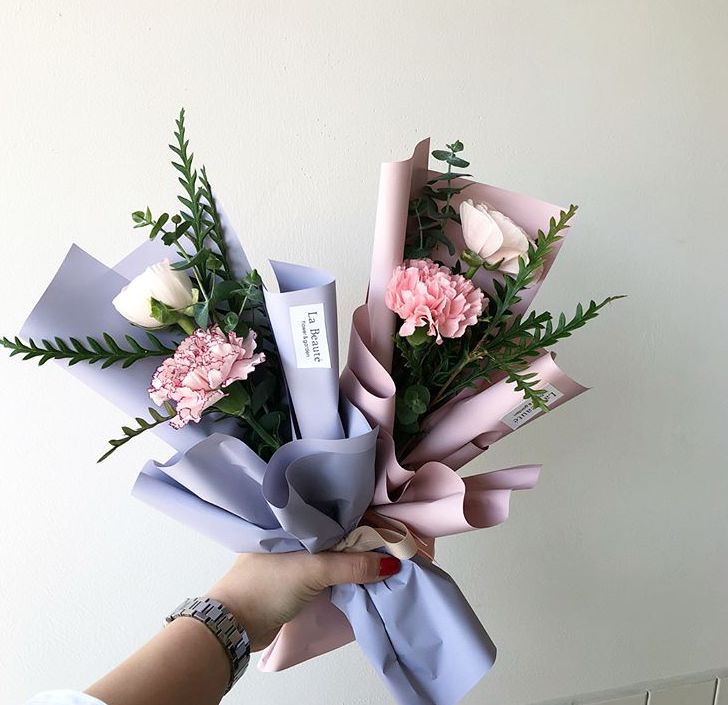 康乃馨插花教程母亲节花篮,母亲节一朵玫瑰四朵康乃馨插花