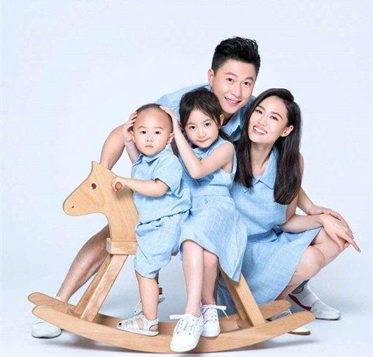 *小鹏李**晒出自己的豪宅，一家人住在豪华别墅，周围属于富人区