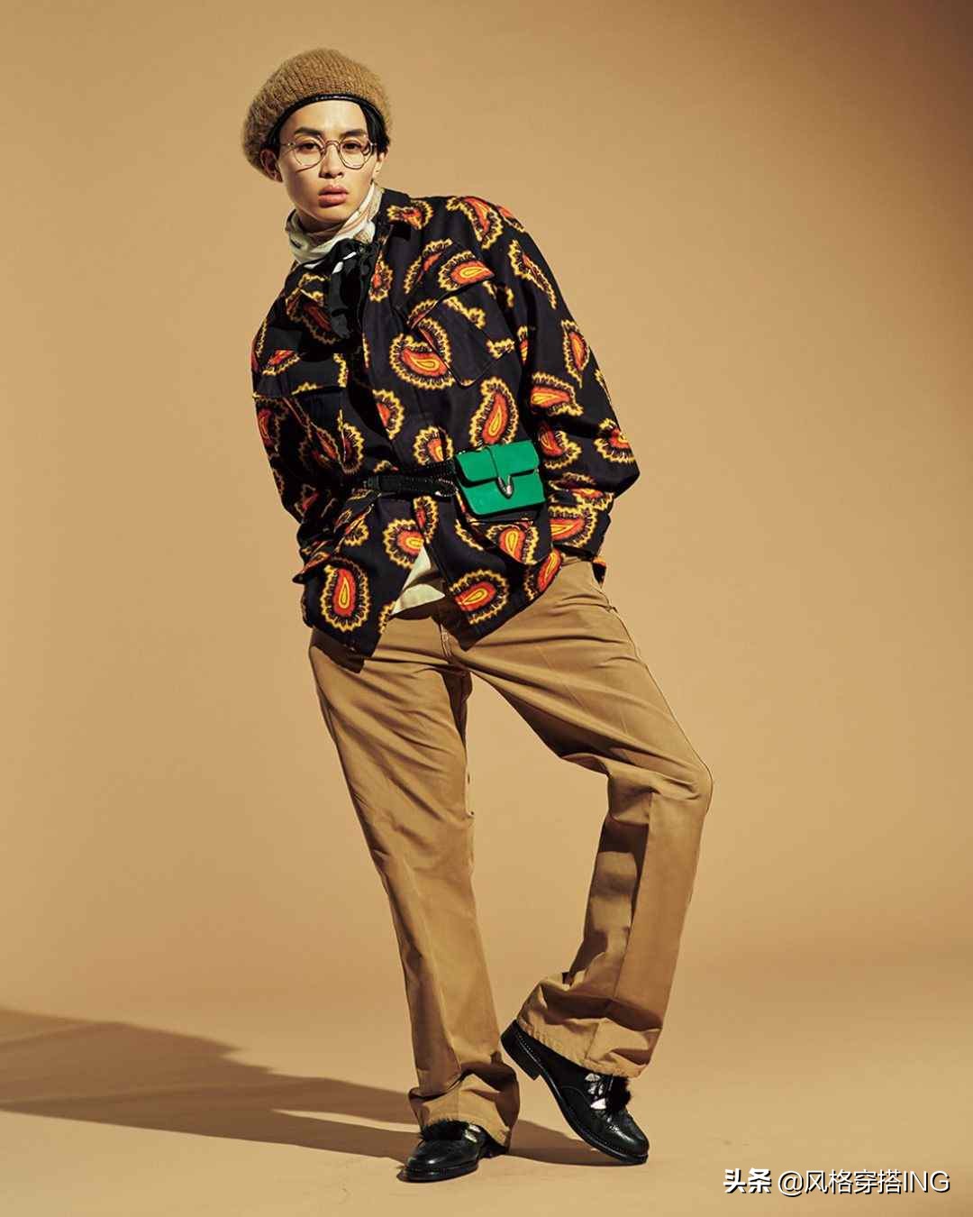 男士米白色小西服搭配卡其色裤子,秋冬男士宽松卡其色裤子搭配