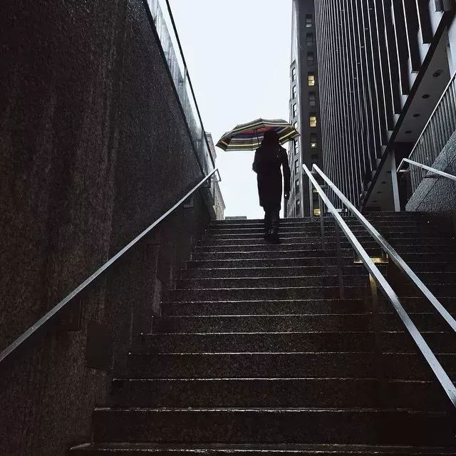 他是一名设计师，靠玩手机摄影成为了苹果签约摄影师