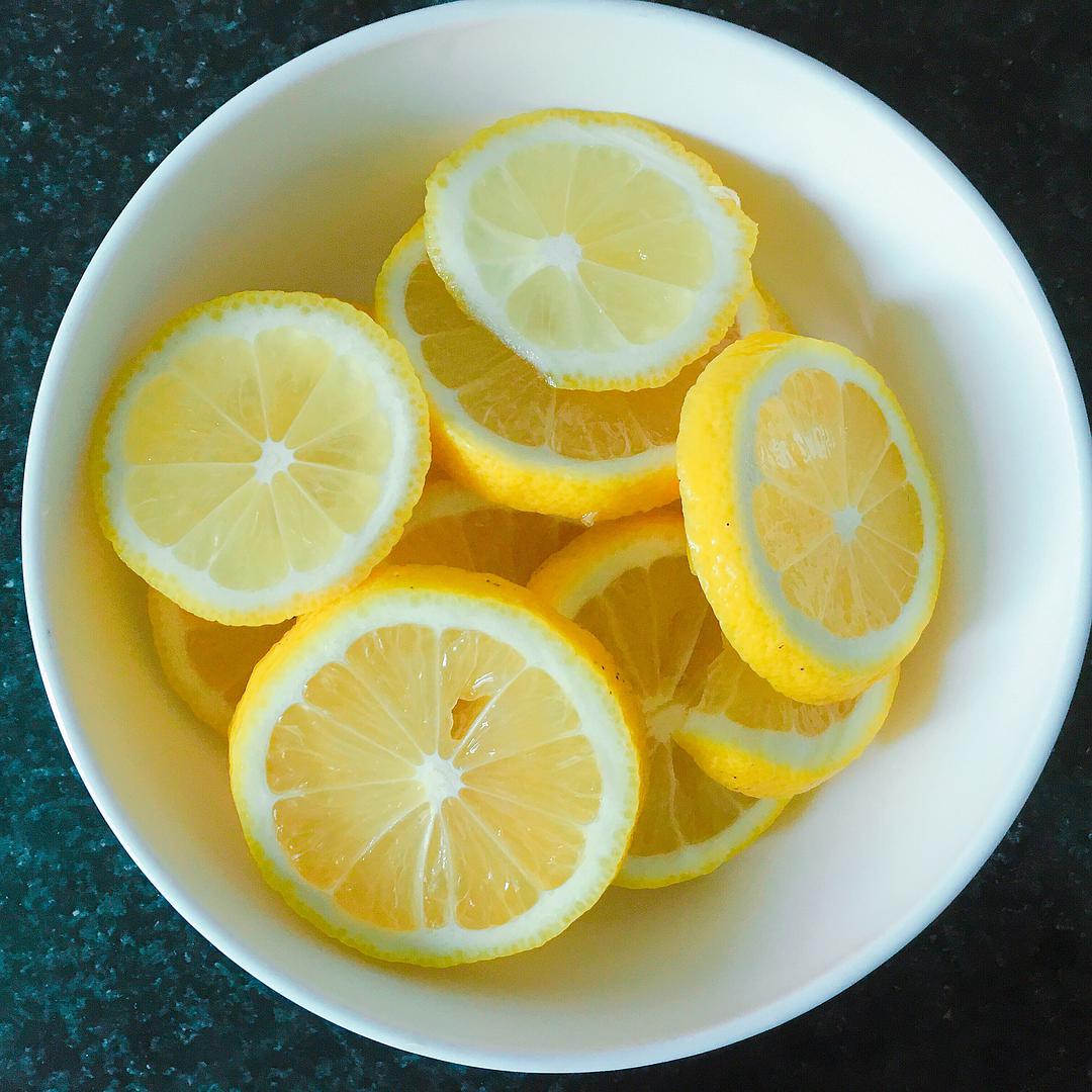 每天一杯蜂蜜柠檬水简单好做美容,自制美容养颜柠檬蜂蜜水