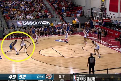 库明加篮下三连晃,库明加自抛自扣压哨