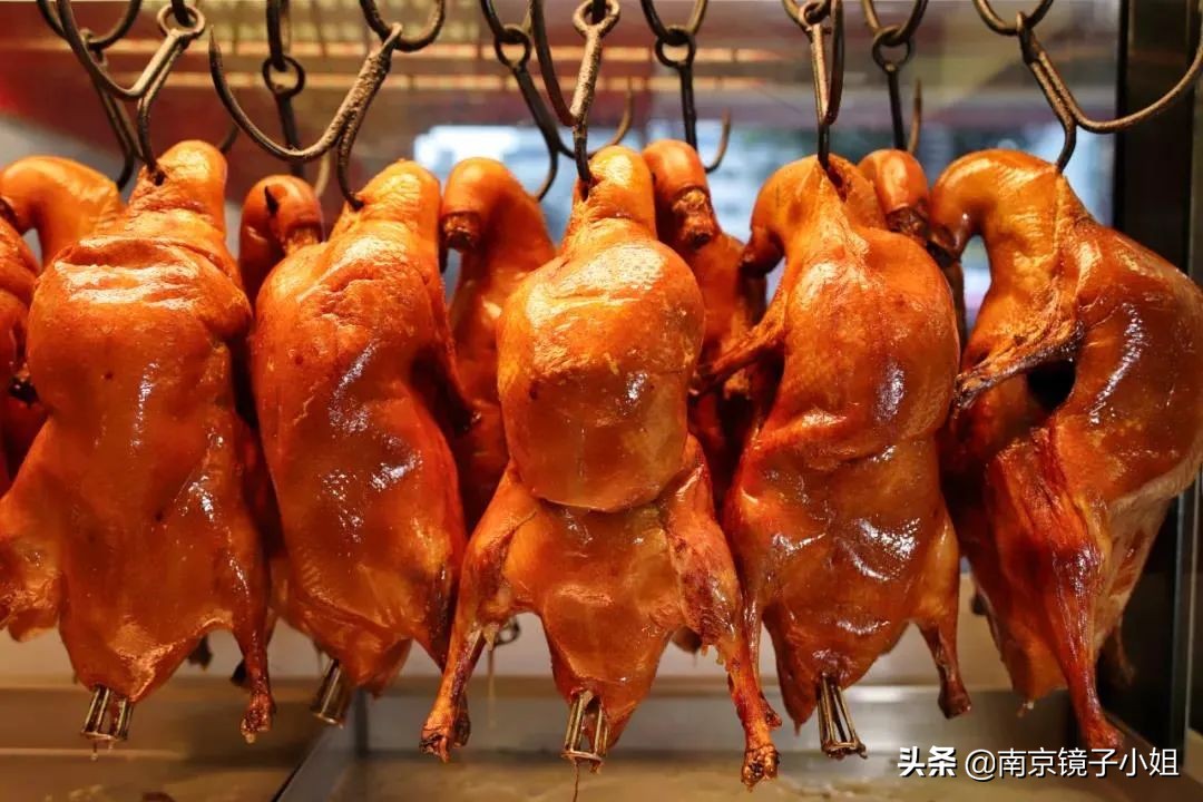 烤鸭最酥的一块鸭皮酥到了顶点,味道纯正的烤鸭肉质鲜嫩