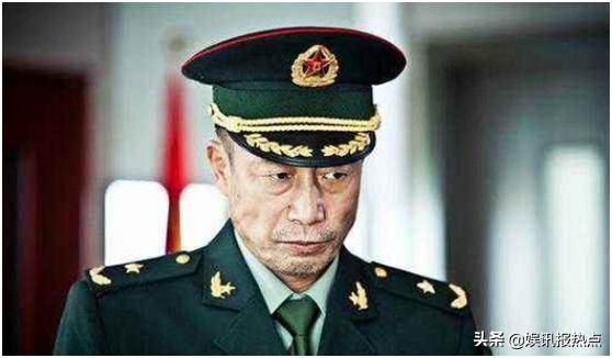 曾直指冯小刚“装洋蒜”，46岁娶小4岁三婚妻子，今64岁生活惬意