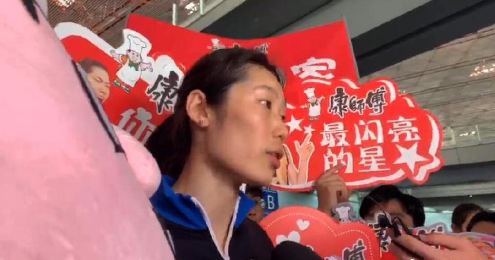 时隔三年归队朱婷面临新挑战,朱婷连续两扣助女排逆转乾坤