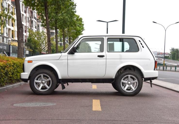 越野圈公认的三款老炮车型，手动挡、手摇窗、手摇发动，212上榜