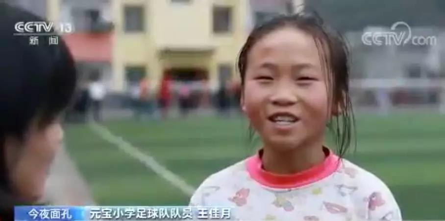 教诗歌的语文老师带出足球队,教足球的语文老师